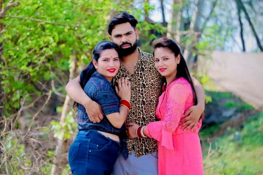 দুই স্ত্রীকে নিয়ে লক্ষ লক্ষ টাকা আয় করছে যুবক! 