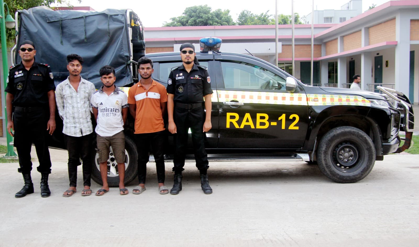 বাঁশের খুটির ভিতরে পাচার হচ্ছিলো ৫৭ কেজি গাঁজা 