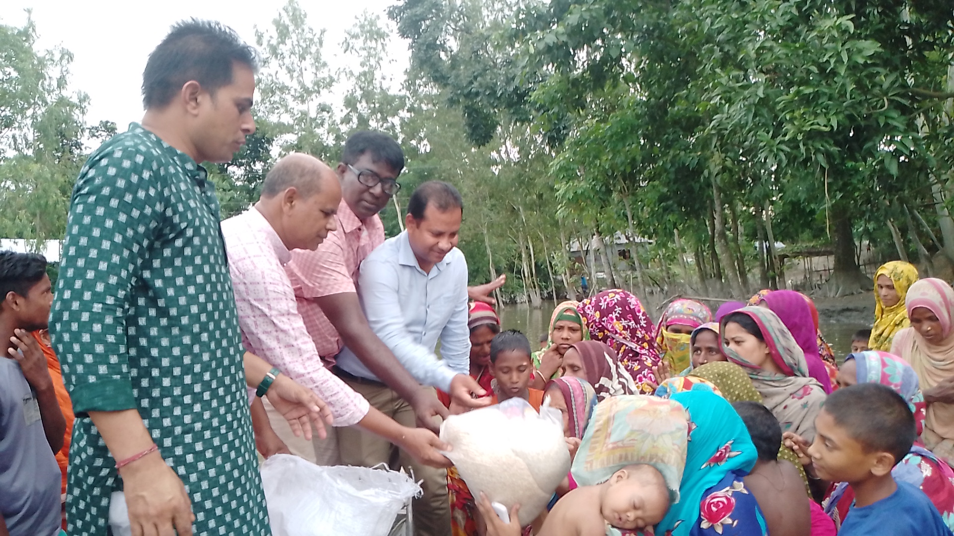 কুড়িগ্রামে পানিবন্দি পরিবারের মাঝে শুকনো খাবার বিতরণ 