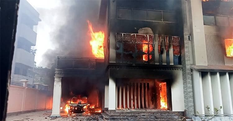 নারায়ণগঞ্জে শামীম-সেলিম ওসমানের বাড়িতে হামলা-ভাঙচুর ও অগ্নিসংযোগ