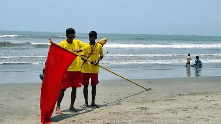 সাগরে নিম্নচাপ, চার সমুদ্রবন্দরে ৩ নম্বর সতর্ক সংকেত