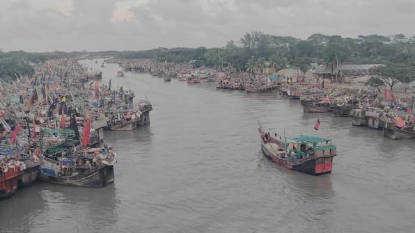 উত্তাল সমুদ্র, বন্দরে ফিরছে হাজার হাজার মাছ ধরা ট্রলার