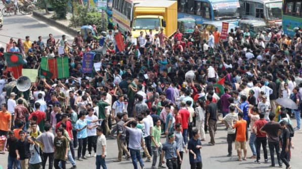 পাহাড়িদের ওপর হামলা, শাহবাগ অবরোধ বিক্ষুব্ধ জুম্ম ছাত্র-জনতার