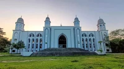 ইসলামী বিশ্ববিদ্যালয়ে স্থাপত্যের এক অনন্য নিদর্শন দৃষ্টিনন্দন কেন্দ্রীয় মসজিদ