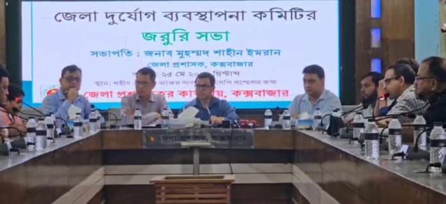 ঘূর্ণিঝড় রেমাল দেখতে কক্সবাজার সৈকতে ভিড়, তীব্র ঢেউয়ের সাথে বেড়েছে বাতাসের গতি