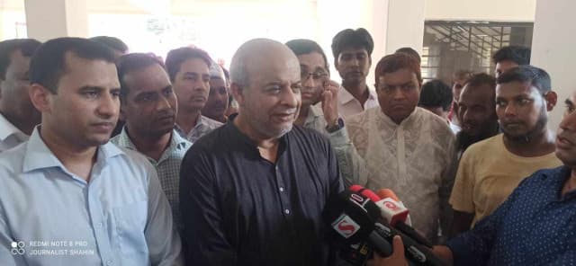 কোন অবস্থাতে ট্রেন বন্ধ করে বাস মালিকদের সুবিধা দেওয়া হবে নাঃ রেলমন্ত্রী।